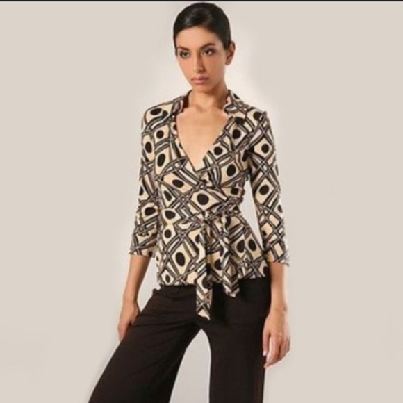 Diane Von Furstenberg Desinger Silk Printed Wrap Tan Black Blouse Top Womens 4 - Picture 2 of 9